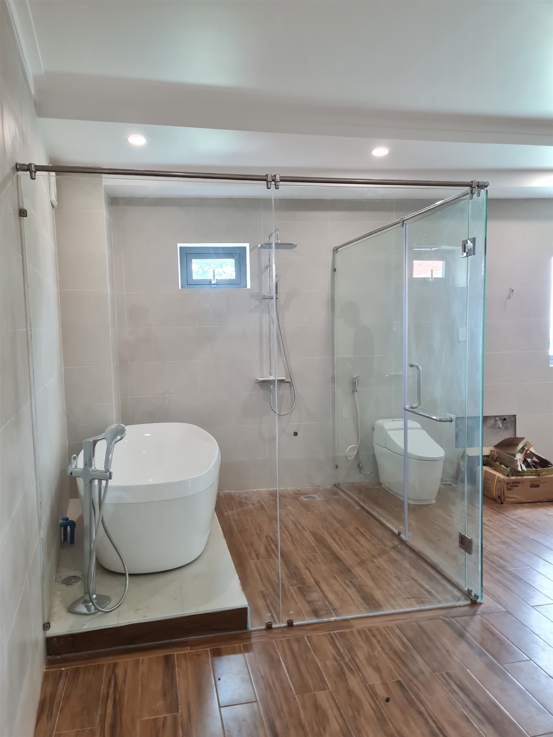Phòng tắm kính cường lực cửa quay 90 độ