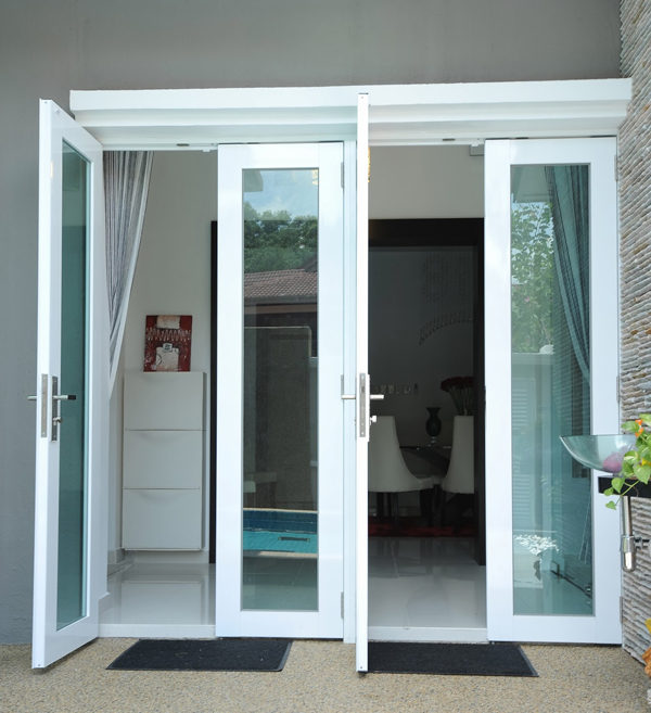 Cửa Nhôm Thủy Lực Màu Trắng