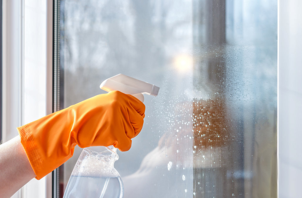 7 mẹo vệ sinh cửa kính cường lực luôn sáng bóng như mới